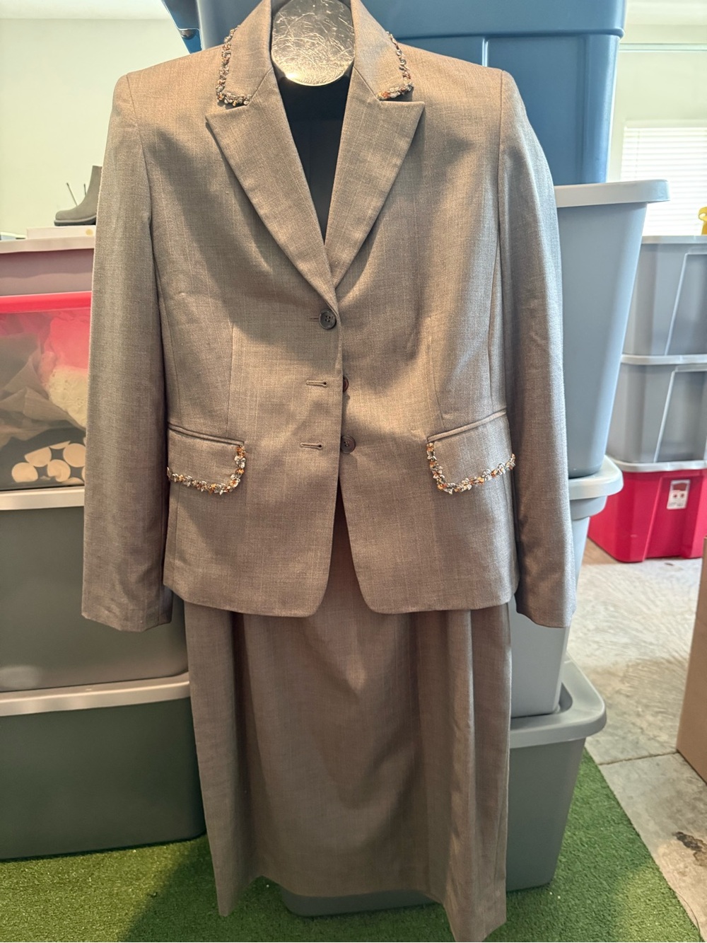 Beige Women's Skirt Suit with Beaded Trim mp36
